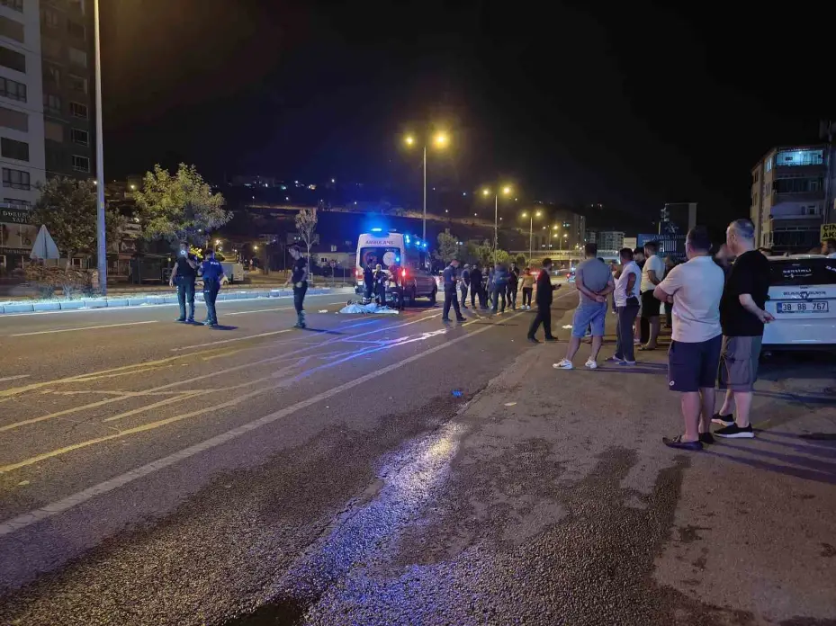 Kayseri’de feci kaza... Yolun karşısına geçen yayaya peş peşe 2 otomobil çarptı: 1 ölü