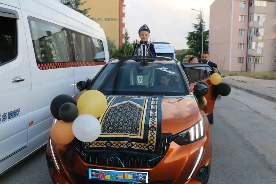 Eskişehir’de servis araçlarından renkli düğün konvoyu
