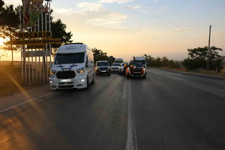Eskişehir’de servis araçlarından renkli düğün konvoyu