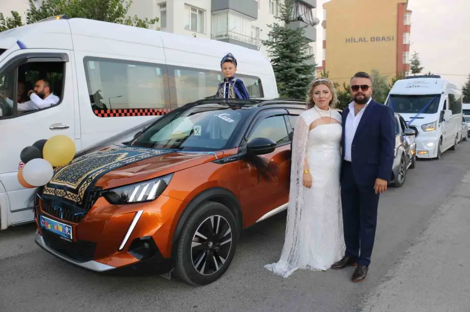Eskişehir’de servis araçlarından renkli düğün konvoyu