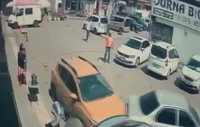 Direksiyon başında rahatsızlanan sürücü 6 araca çarptı: Kaza anı kamerada