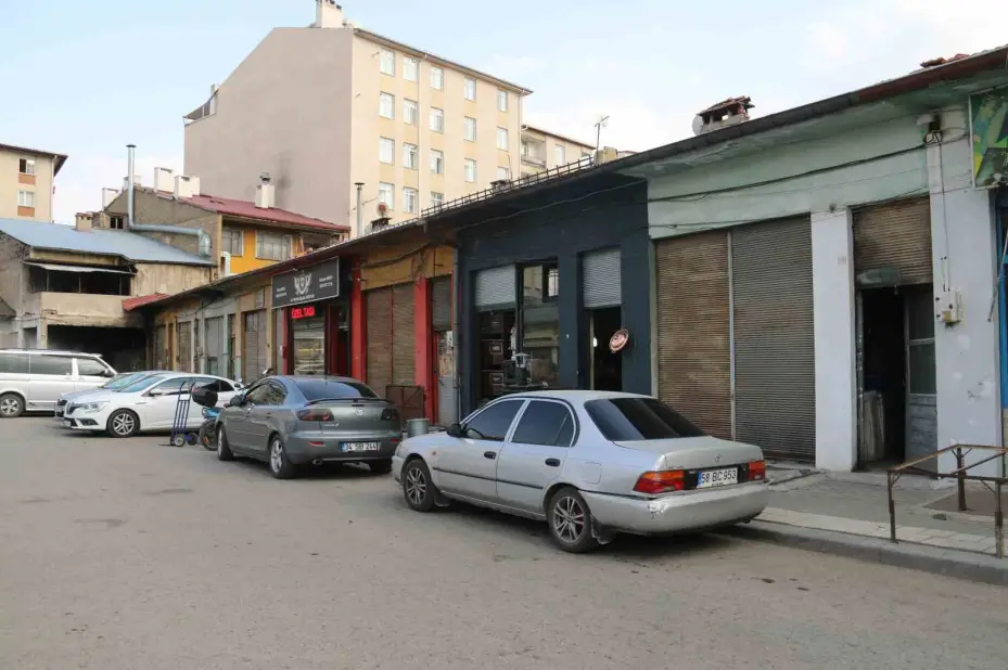 Direksiyon başında rahatsızlanan sürücü 6 araca çarptı: Kaza anı kamerada