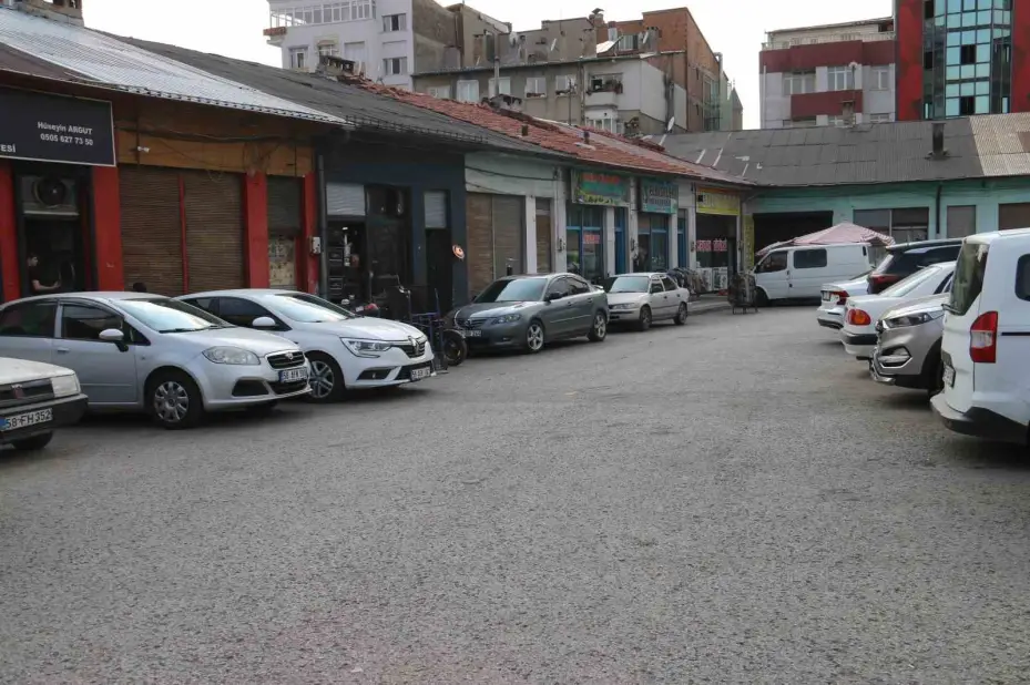 Direksiyon başında rahatsızlanan sürücü 6 araca çarptı: Kaza anı kamerada