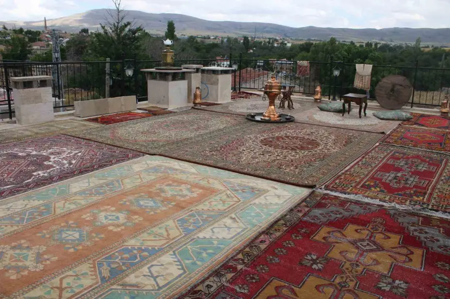 Yıllanmış halılar serildi, renk cümbüşü ortaya çıktı