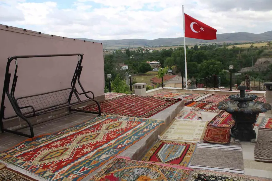 Yıllanmış halılar serildi, renk cümbüşü ortaya çıktı