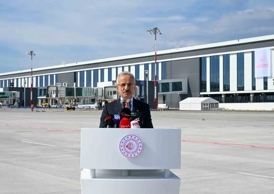Bakan Uraloğlu: "İstanbul Havalimanı günlük 282 bin 70 yolcu ve bin 698 uçuş ile Avrupa’da en yüksek yolcu ve uçuş sayısına ulaştı"