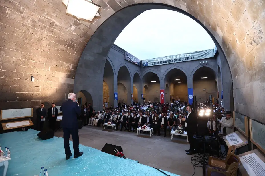 Başkan Büyükkılıç’tan ’Gesi Bağları’ türküsü