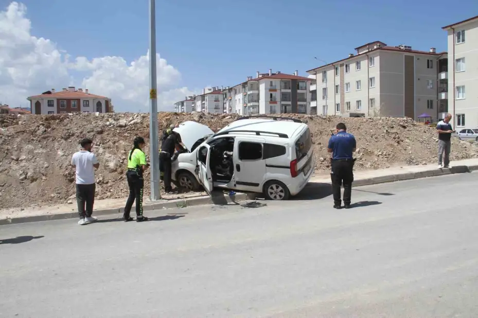 Hafif ticari araç toprak yığınına çarptı: 2 yaralı