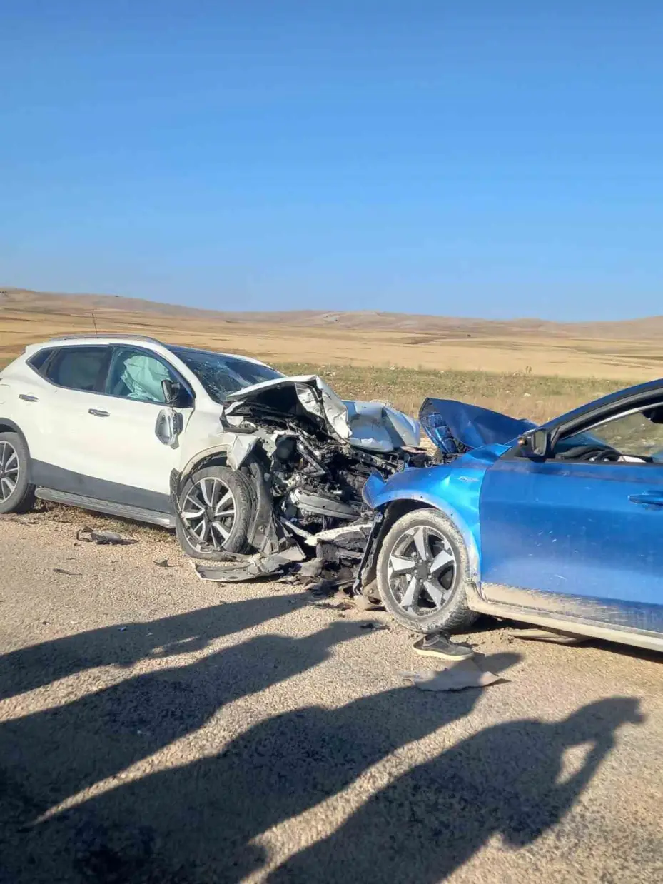 Sivas’ta iki otomobil kafa kafaya çarpıştı: 1 ölü, 1 yaralı