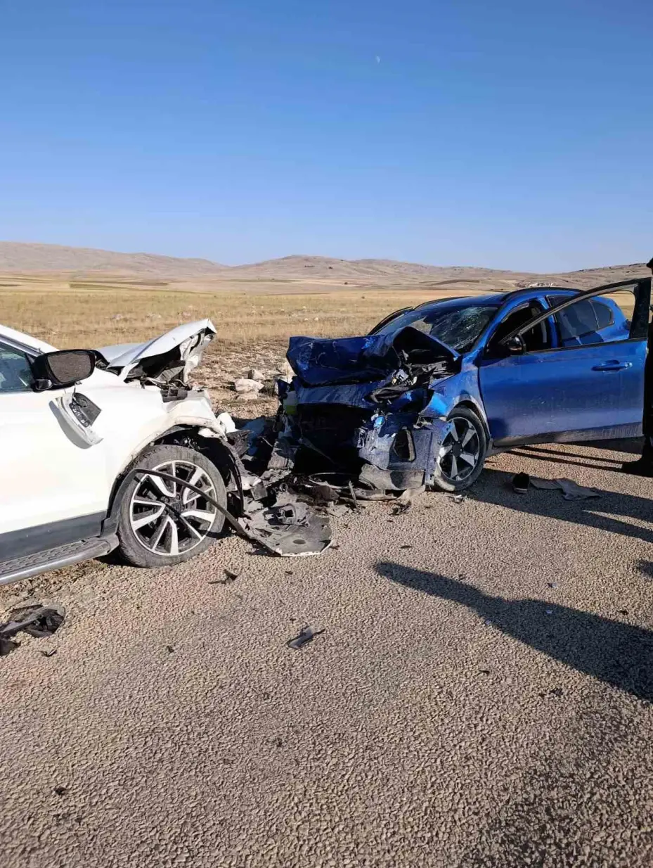 Sivas’ta iki otomobil kafa kafaya çarpıştı: 1 ölü, 1 yaralı