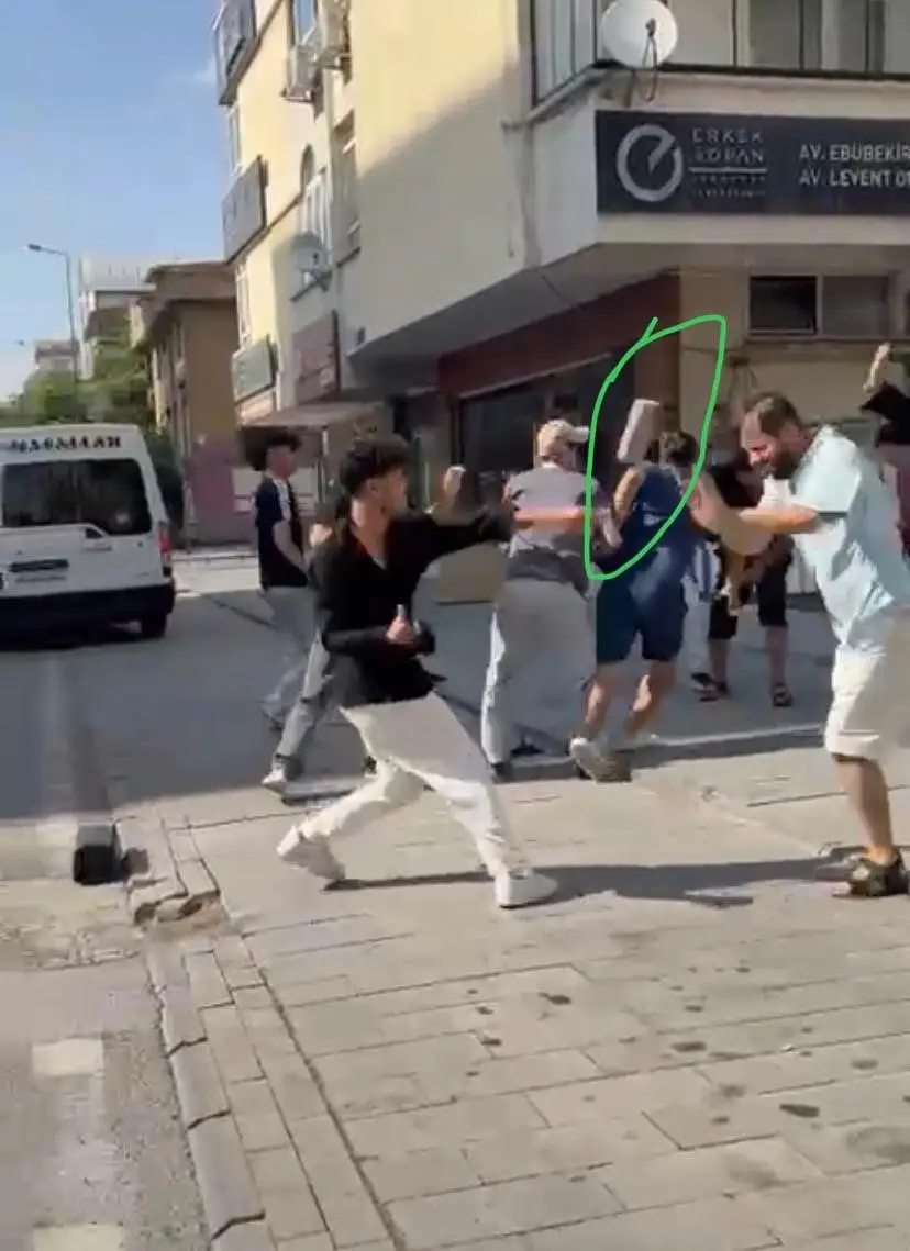 Kavga ettikleri şahsı taşla bayılttılar... Sokak ortasındaki kavga kamerada
