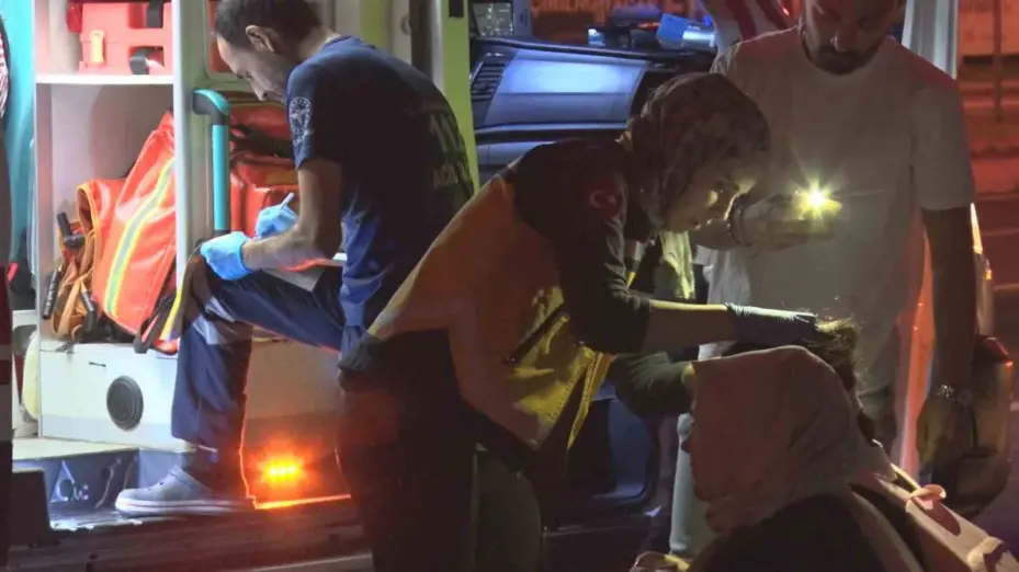 Kazaya sebebiyet verdi, kazazedelere "Nasılsınız?" dedikten sonra kaçtı: 3 yaralı