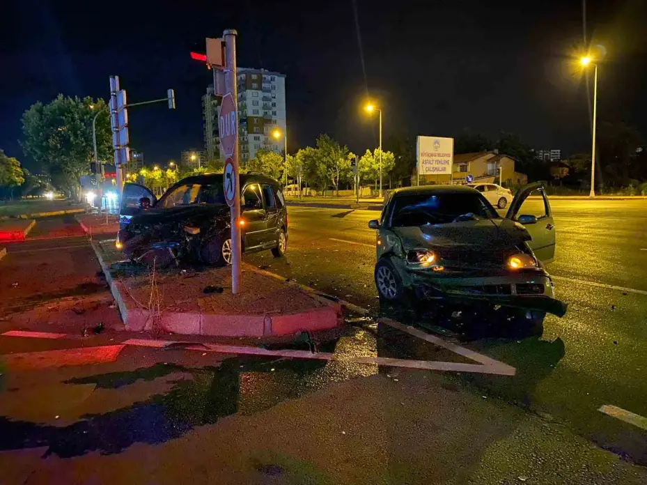 Kazaya sebebiyet verdi, kazazedelere "Nasılsınız?" dedikten sonra kaçtı: 3 yaralı