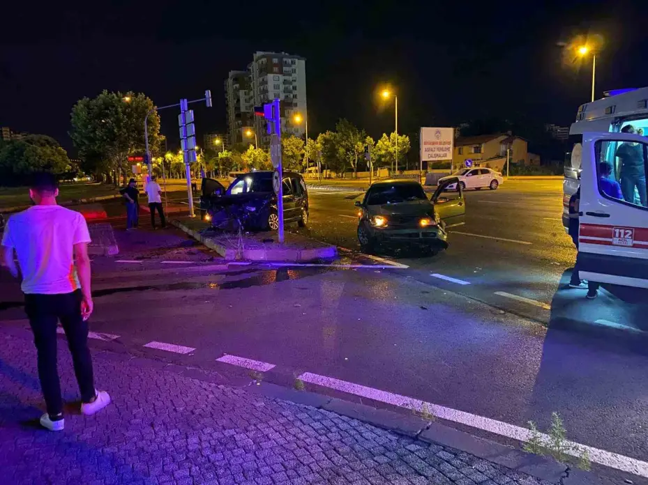 Kazaya sebebiyet verdi, kazazedelere "Nasılsınız?" dedikten sonra kaçtı: 3 yaralı