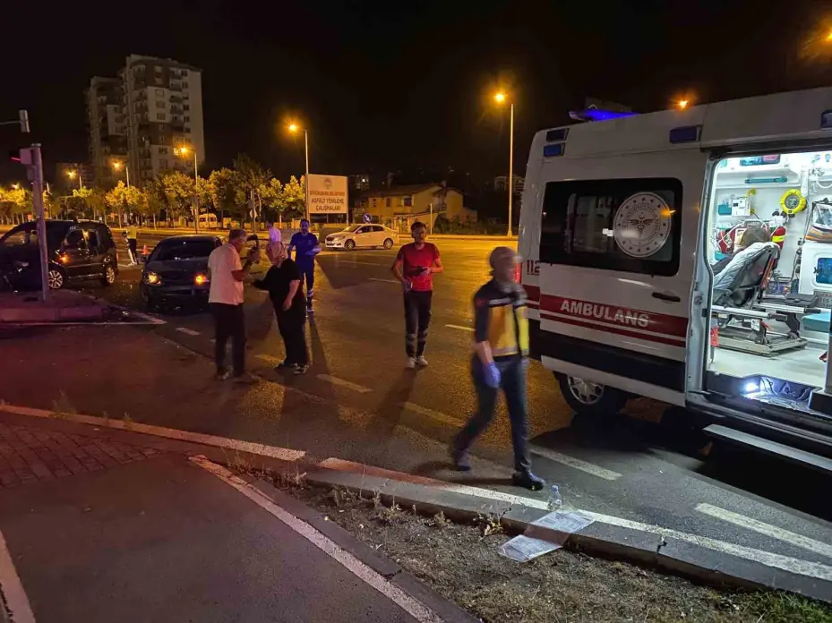 Kazaya sebebiyet verdi, kazazedelere "Nasılsınız?" dedikten sonra kaçtı: 3 yaralı