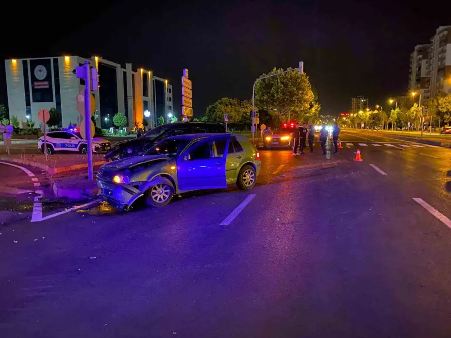 Kazaya sebebiyet verdi, kazazedelere "Nasılsınız?" dedikten sonra kaçtı: 3 yaralı