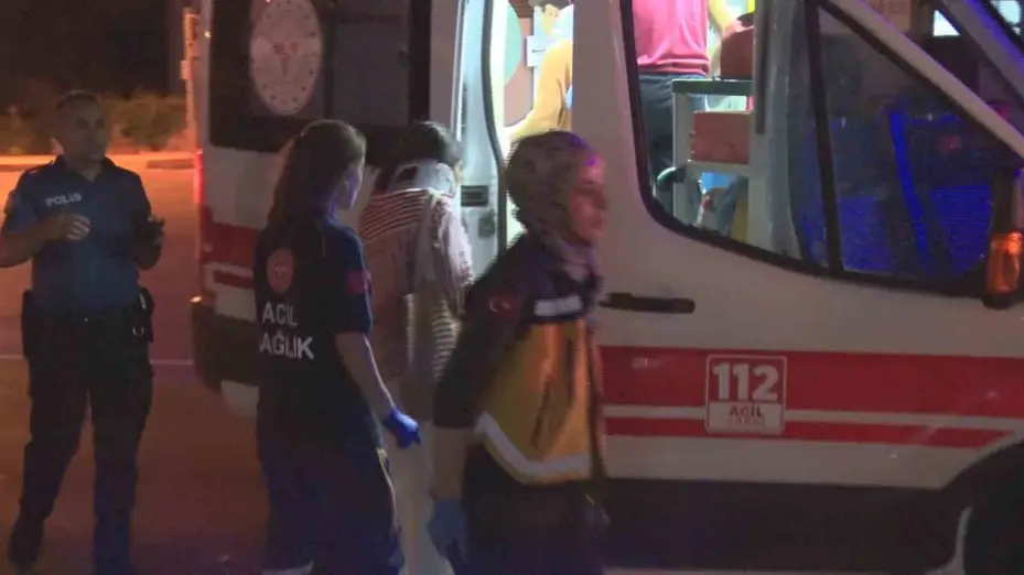 Kazaya sebebiyet verdi, kazazedelere "Nasılsınız?" dedikten sonra kaçtı: 3 yaralı
