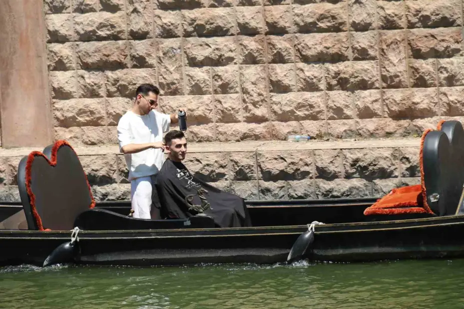 Dükkanda değil su üzerinde saç tıraşı