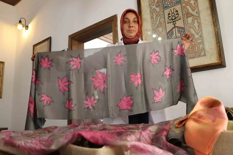 Unutulmaya yüz tutmuş boyamacılık geleneksel yöntemlerle yapılıyor, doğanın renkleri yeniden hayat buluyor