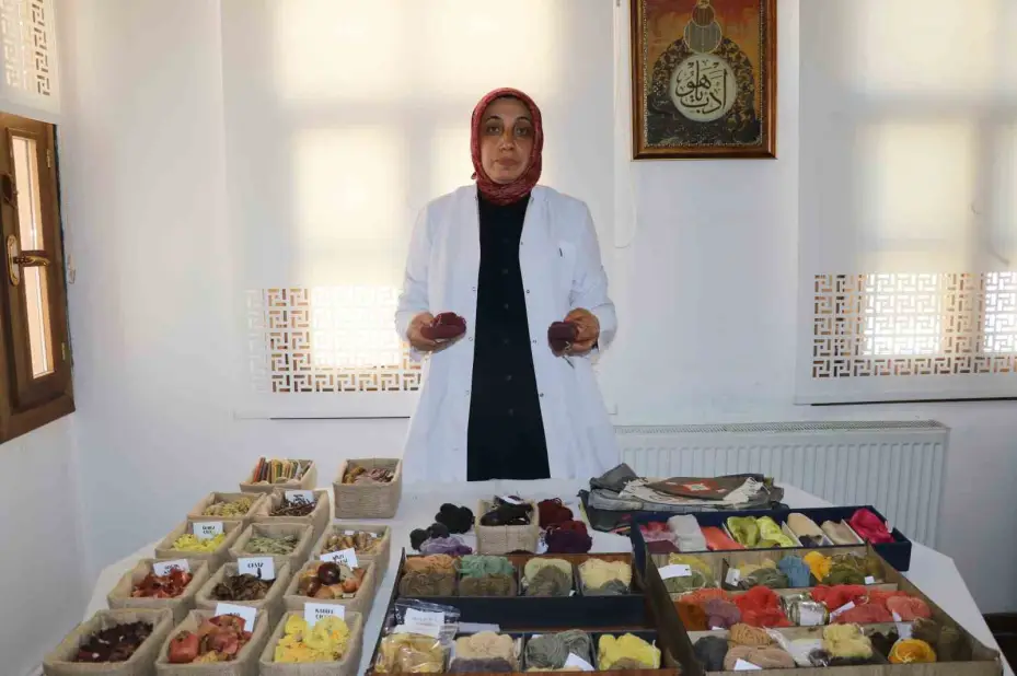Unutulmaya yüz tutmuş boyamacılık geleneksel yöntemlerle yapılıyor, doğanın renkleri yeniden hayat buluyor