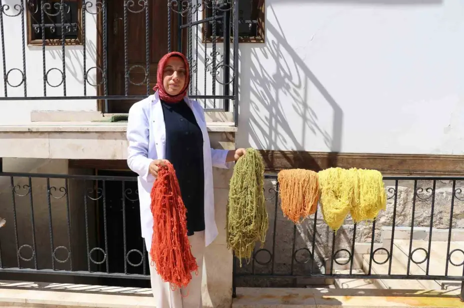 Unutulmaya yüz tutmuş boyamacılık geleneksel yöntemlerle yapılıyor, doğanın renkleri yeniden hayat buluyor