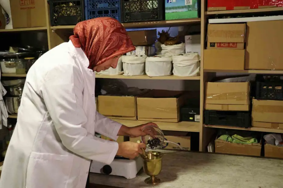 Unutulmaya yüz tutmuş boyamacılık geleneksel yöntemlerle yapılıyor, doğanın renkleri yeniden hayat buluyor