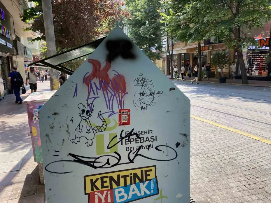 Çöp kutusunun üzerine çizilen ’anime kızı’ dikkat çekti