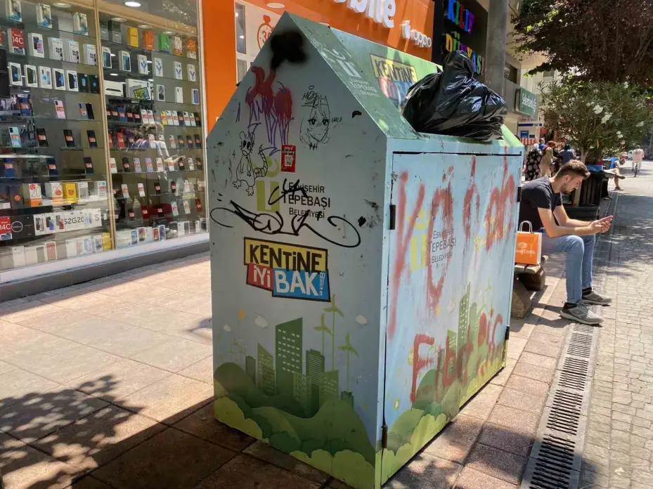 Çöp kutusunun üzerine çizilen ’anime kızı’ dikkat çekti