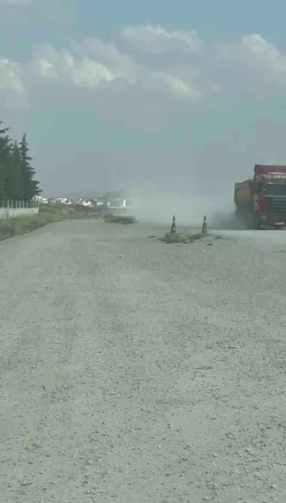 Her araç geçişinde sokak toz duman oluyor