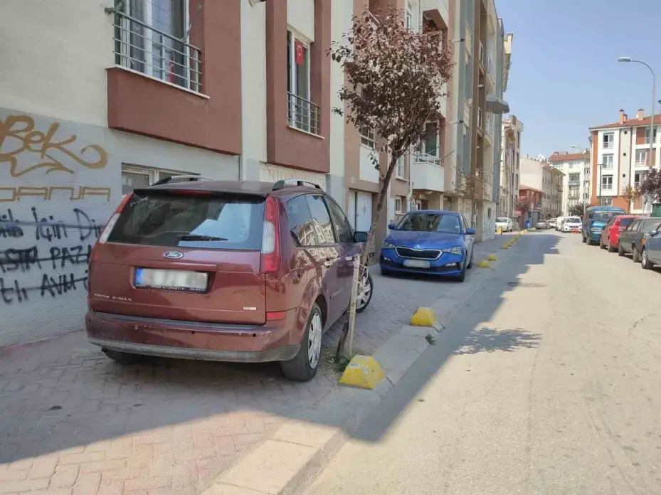 Kaldırım işgalini beton dubalar bile engelleyemiyor