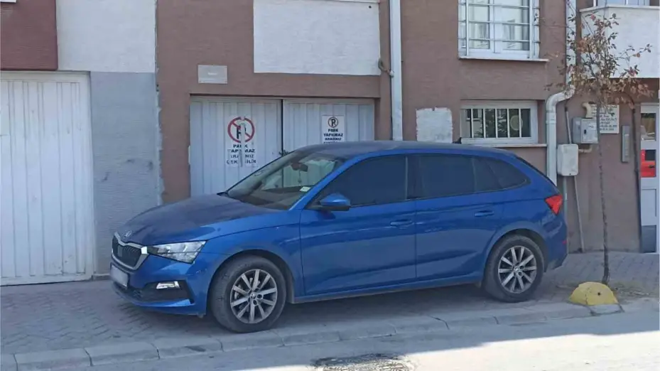 Kaldırım işgalini beton dubalar bile engelleyemiyor