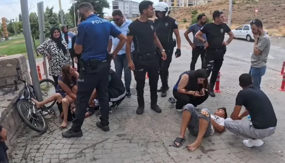 Freni tutmayan bisikletle yokuş aşağı savruldular