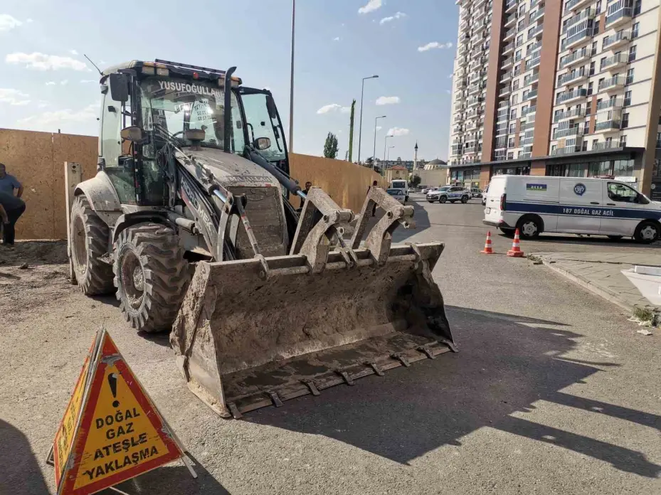 İş makinesi doğalgaz borusunu patlattı