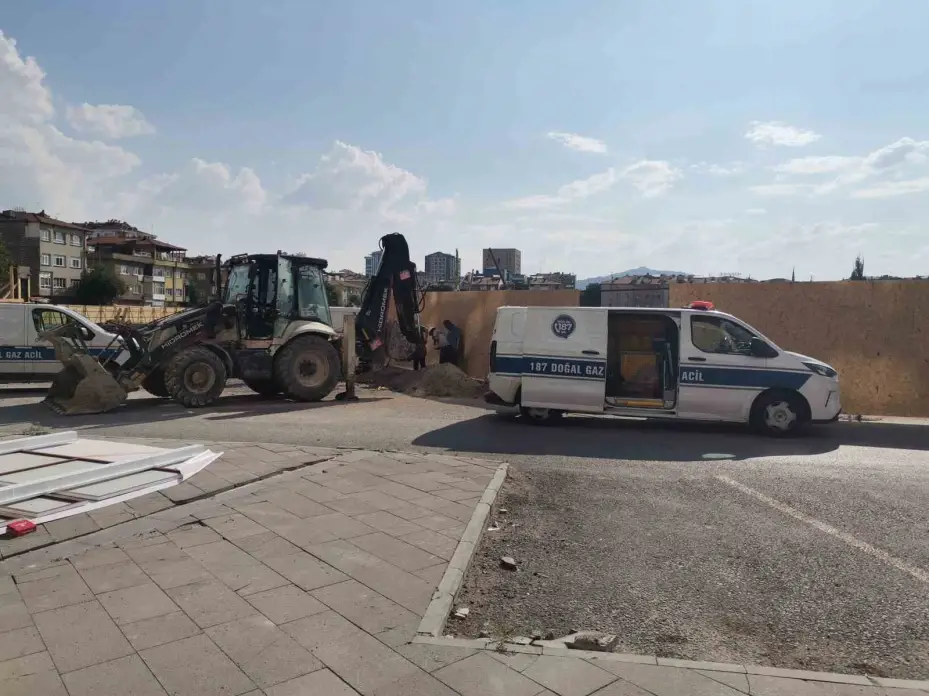 İş makinesi doğalgaz borusunu patlattı