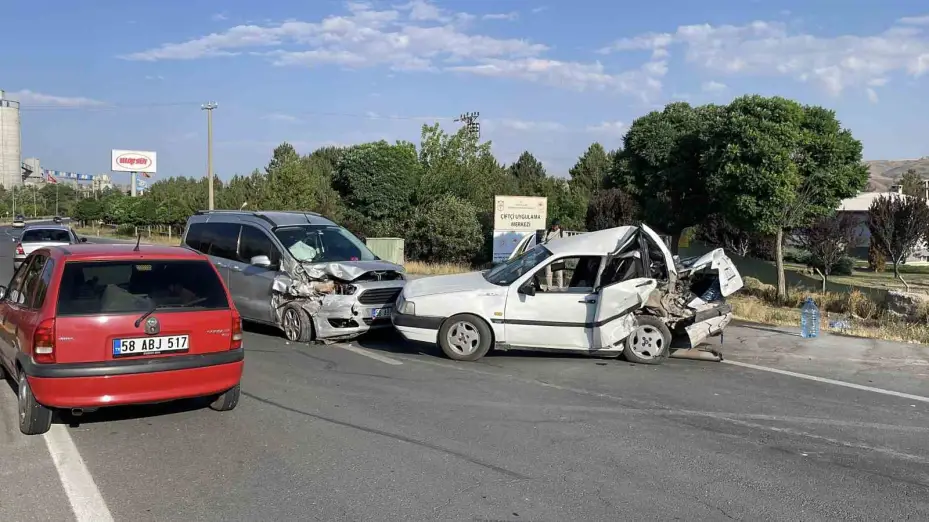 Kazada Fiat marka otomobil hurdaya döndü, sürücüsü yaralandı
