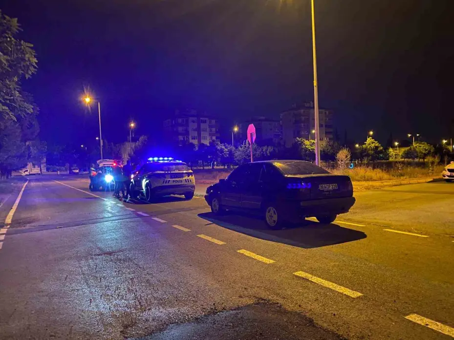 ‘Dur’ ihtarına uymayan ehliyetsiz sürücü yakalandı