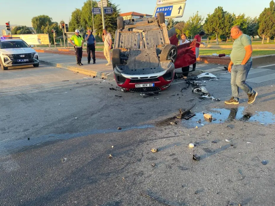 Çarpışan otomobillerden biri takla attı: 2 yaralı