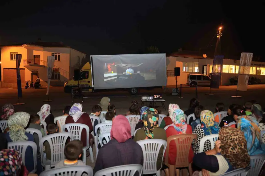 Talas kırsalında yazlık sinema keyfi