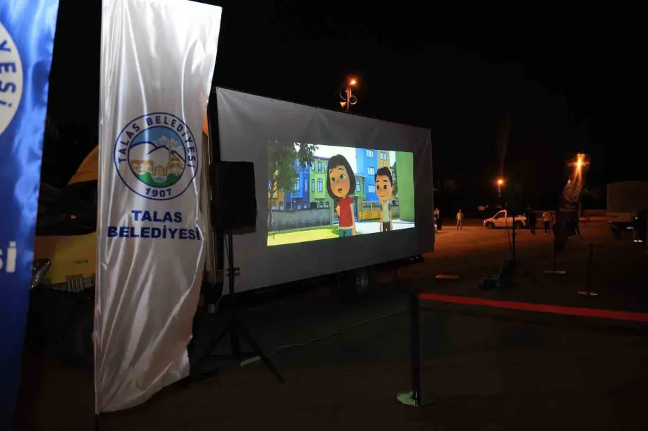 Talas kırsalında yazlık sinema keyfi