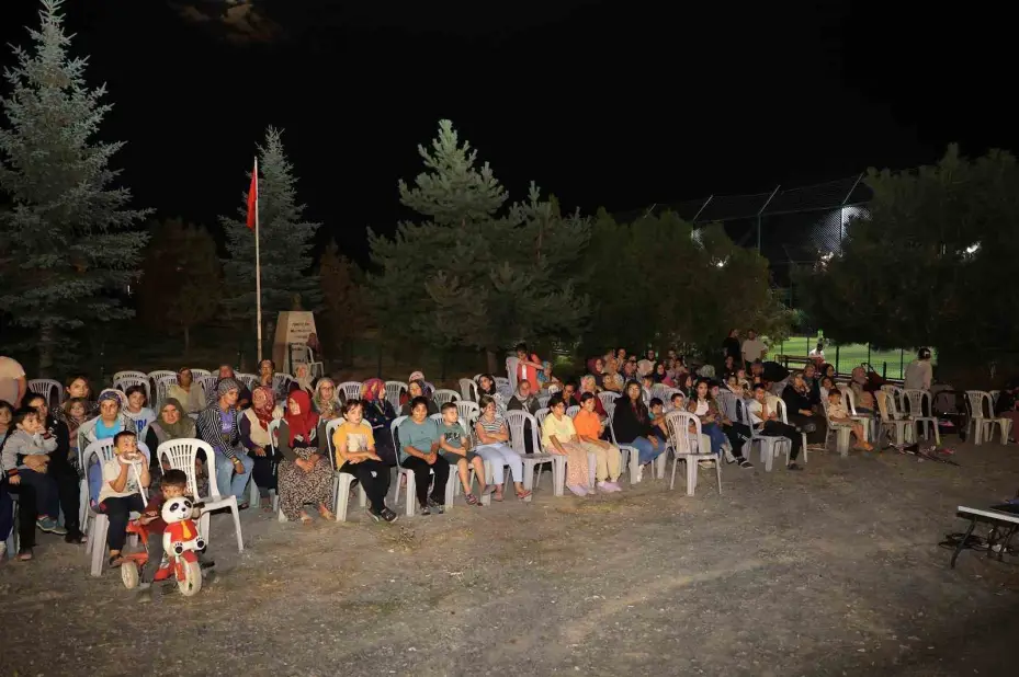 Talas kırsalında yazlık sinema keyfi