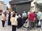 Vatandaşlar tişörtleri alabilmek için birbirleriyle yarıştı