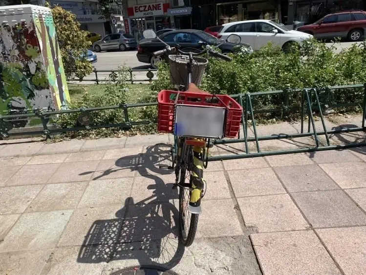 Kent merkezinde ilginç görüntü: Bisiklete araç plakası taktı