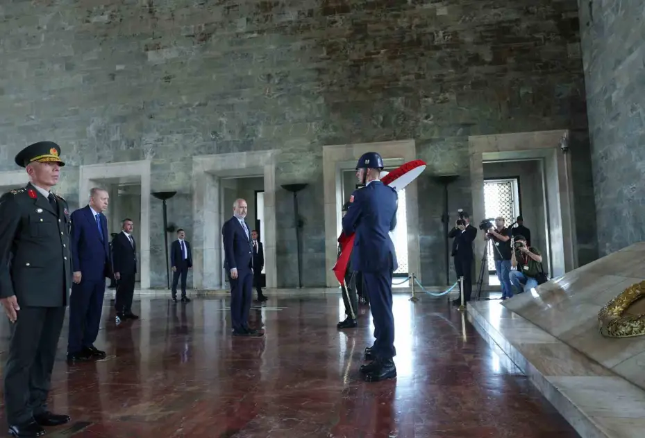 Cumhurbaşkanı Erdoğan başkanlığındaki YAŞ üyeleri Anıtkabir’i ziyaret etti