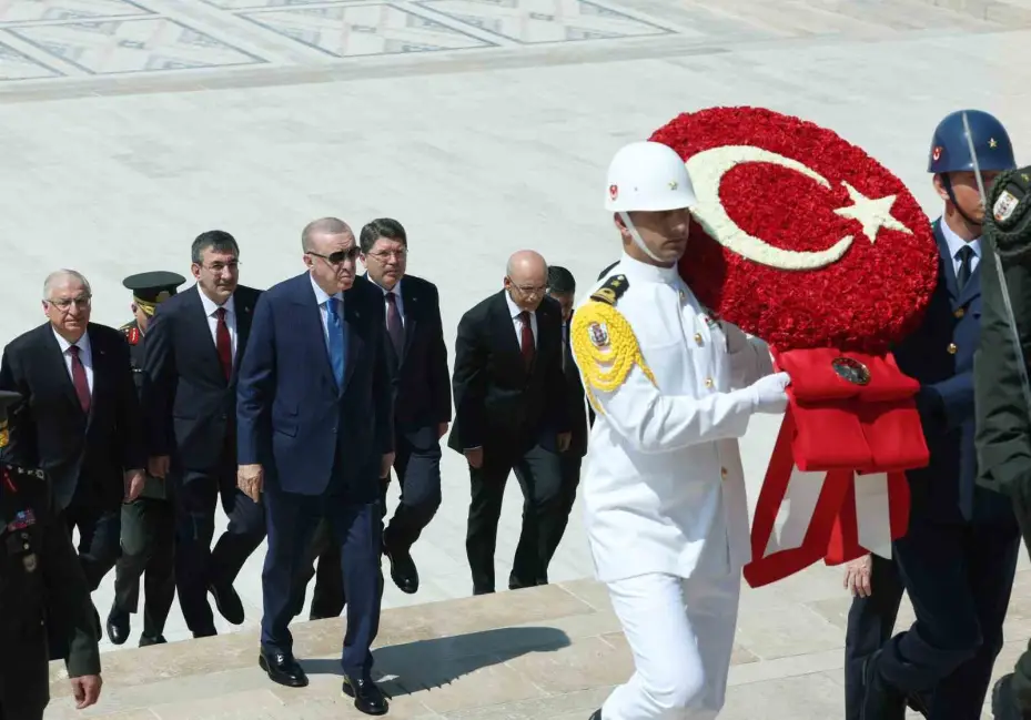 Cumhurbaşkanı Erdoğan başkanlığındaki YAŞ üyeleri Anıtkabir’i ziyaret etti