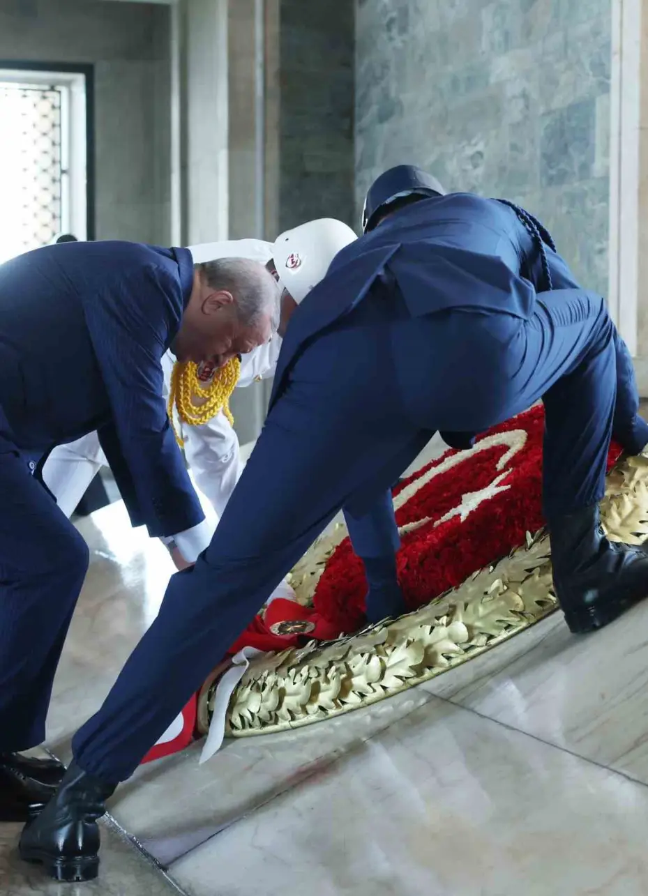 Cumhurbaşkanı Erdoğan başkanlığındaki YAŞ üyeleri Anıtkabir’i ziyaret etti