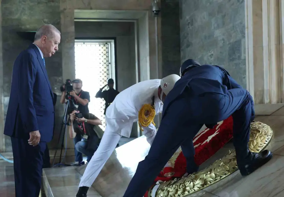 Cumhurbaşkanı Erdoğan başkanlığındaki YAŞ üyeleri Anıtkabir’i ziyaret etti