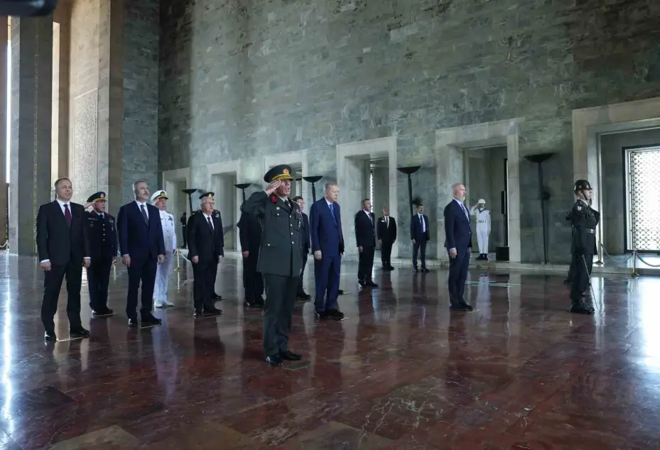 Cumhurbaşkanı Erdoğan başkanlığındaki YAŞ üyeleri Anıtkabir’i ziyaret etti