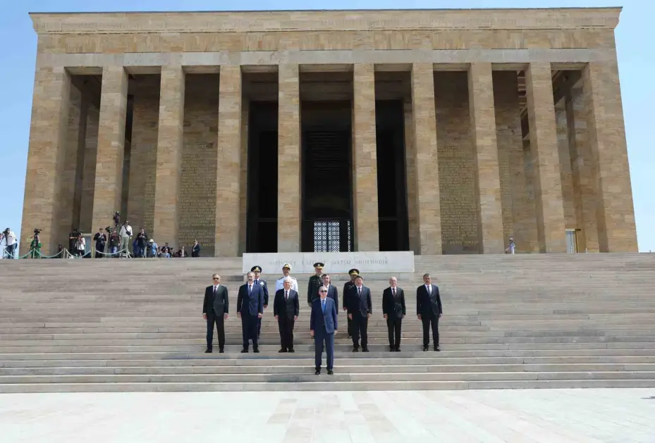 Cumhurbaşkanı Erdoğan başkanlığındaki YAŞ üyeleri Anıtkabir’i ziyaret etti