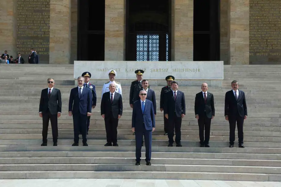 Cumhurbaşkanı Erdoğan başkanlığındaki YAŞ üyeleri Anıtkabir’i ziyaret etti