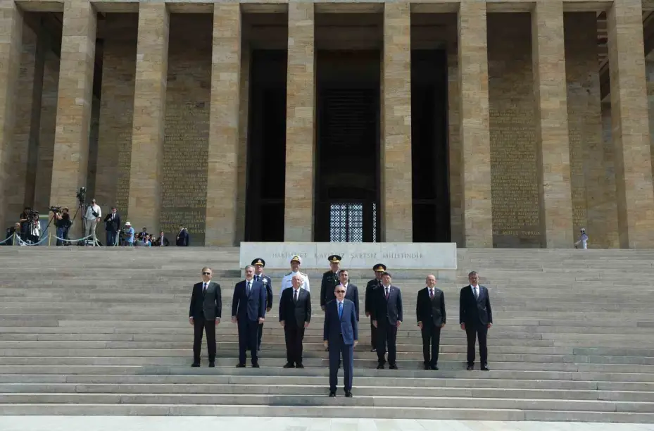Cumhurbaşkanı Erdoğan başkanlığındaki YAŞ üyeleri Anıtkabir’i ziyaret etti